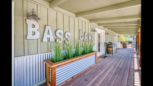 #2 Cottage Like Suite With Private Hot Tub — 4-Star Luxury Hotel in Bass Lake, United States
