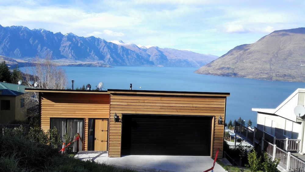 Sagittarius DH Lake View Villa — 4-Star Luxury Hotel in Queenstown, New Zealand