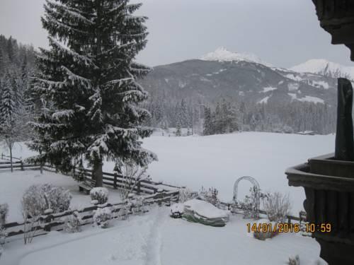 Gästehaus Schoeneweiß — 4-Star Luxury Hotel in Ehrwald, Austria