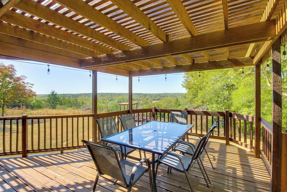 Kansas Gem with Fire Pit and Views 10 Mi to Dtwn — hotel in Manhattan