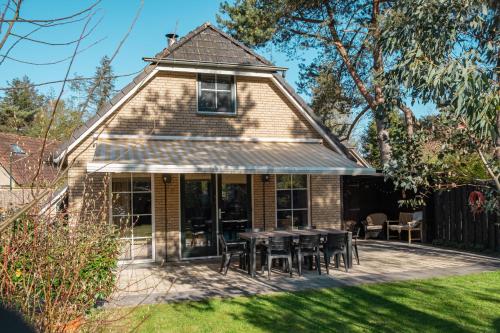 Welkom in ons huisje in het bos met prive sauna — hotel in Lunteren