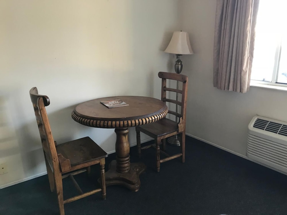 Four Corners Inn - photo 9