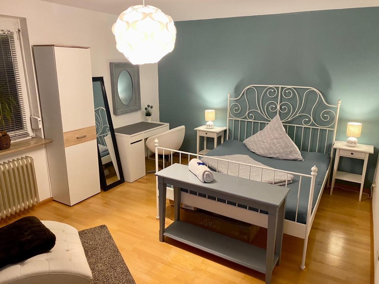 Doppelzimmer in Privathaus II geteiltes Bad & Küche I mit dem Zug 4 min bis zum HBF in Freiburg, Germany