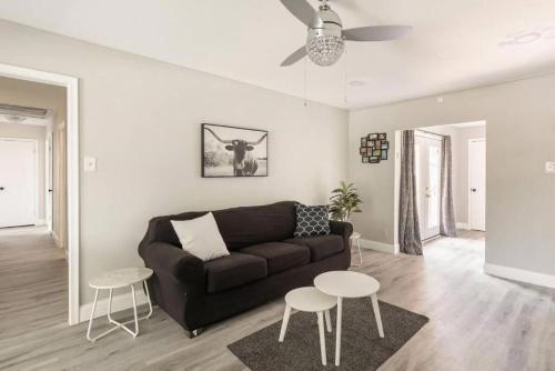 4 Bed 3 Bath House Spacious Smart Tvs in All Rooms Whole House To Yourself — 4-Star Luxury Hotel in Garland, United States