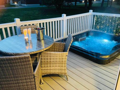 The Braunston Lodge with Hot Tub — 4-Star Luxury Hotel in York, United Kingdom