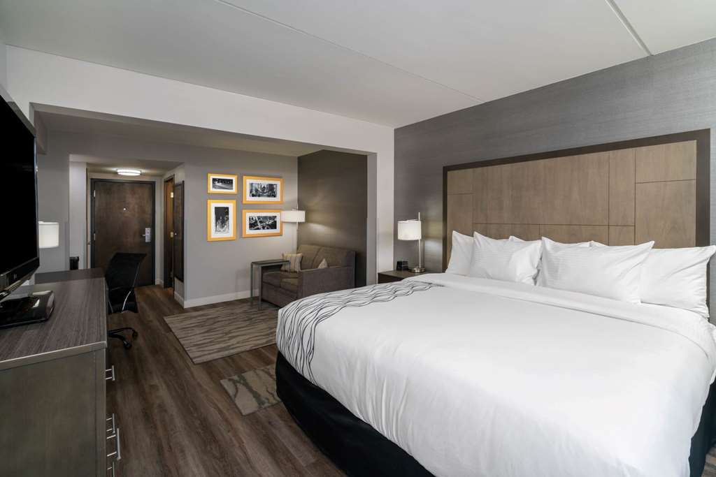 La Quinta Inn & Suites by Wyndham Raleigh Downtown North - photo 13