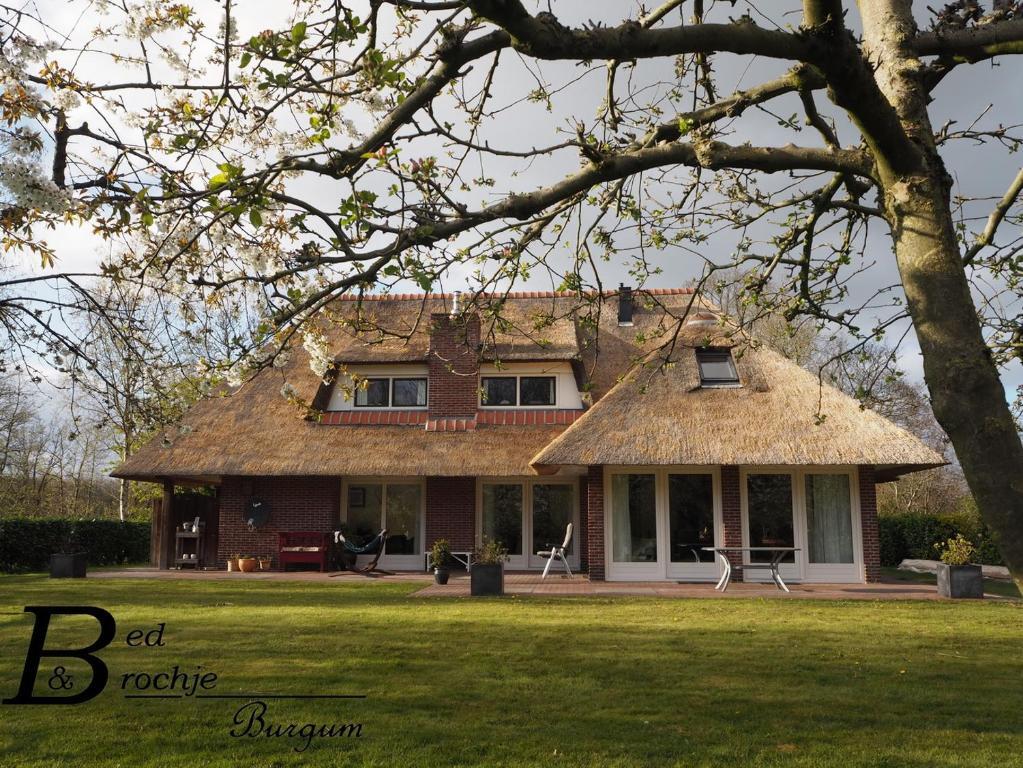 'Us Waldhuske' - carbon neutral hotel in Burgum
