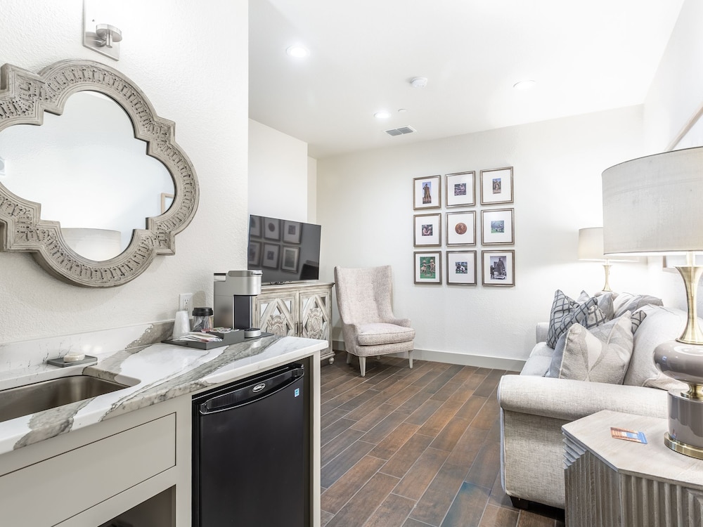 Millsap Suites by Pioneer Pocket Hotel - photo 13
