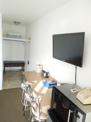Col Pacific Motel - photo 3