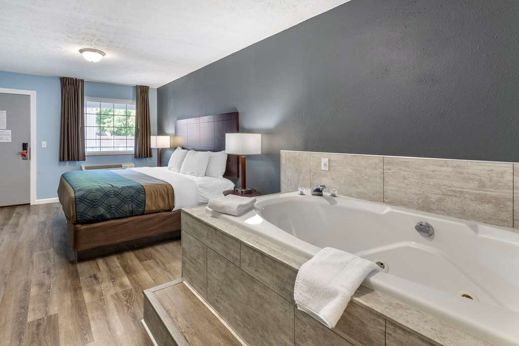 Econo Lodge Inn & Suites Sandusky South - photo 12
