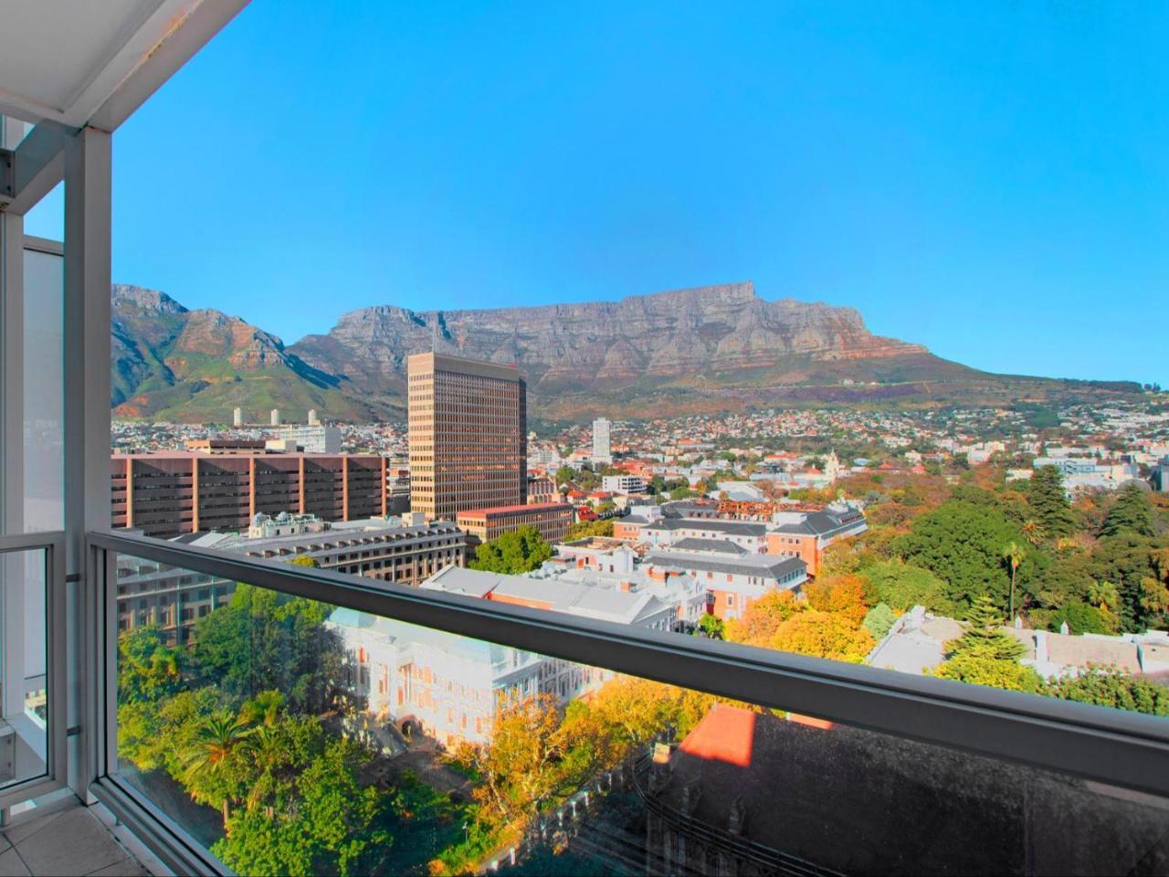 Taj Cape Town Fabulous 2 Bedroom Near Top Floor with Stunning Table Mtn Views