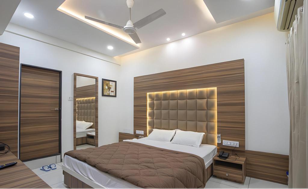 Beach view hotel and restaurant — Mandvi — photo 2
