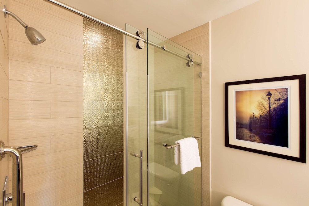 DoubleTree by Hilton Hotel Savannah Historic District - photo 36