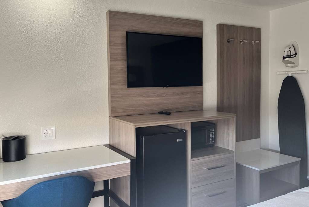 Baymont by Wyndham Indianapolis Northeast - photo 28