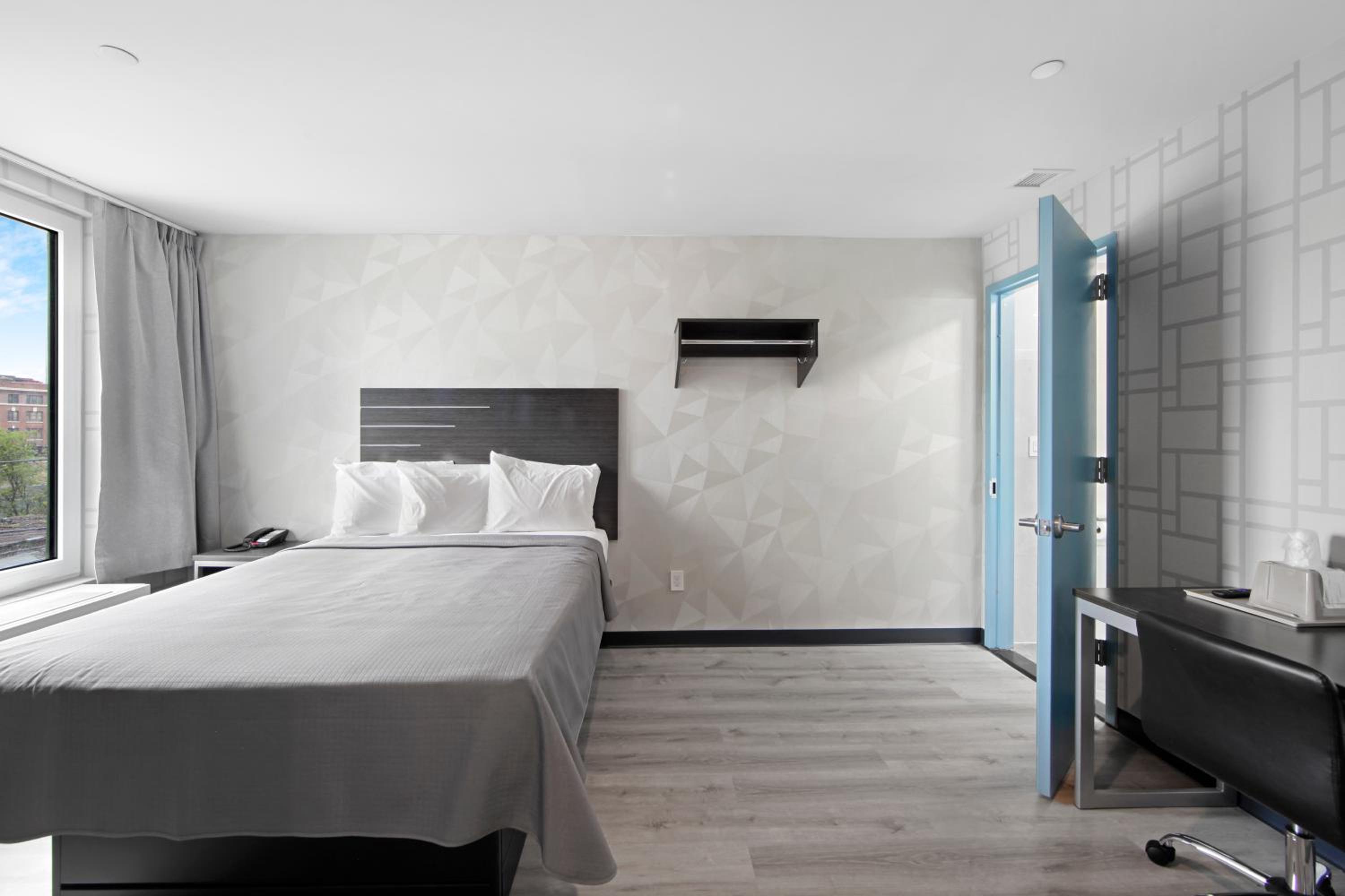 Hotel 365 Bronx - photo 16