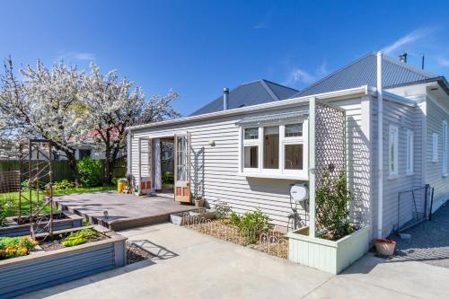 Charming 3 Bedroom Retreat — 4-Star Luxury Hotel in Christchurch, New Zealand