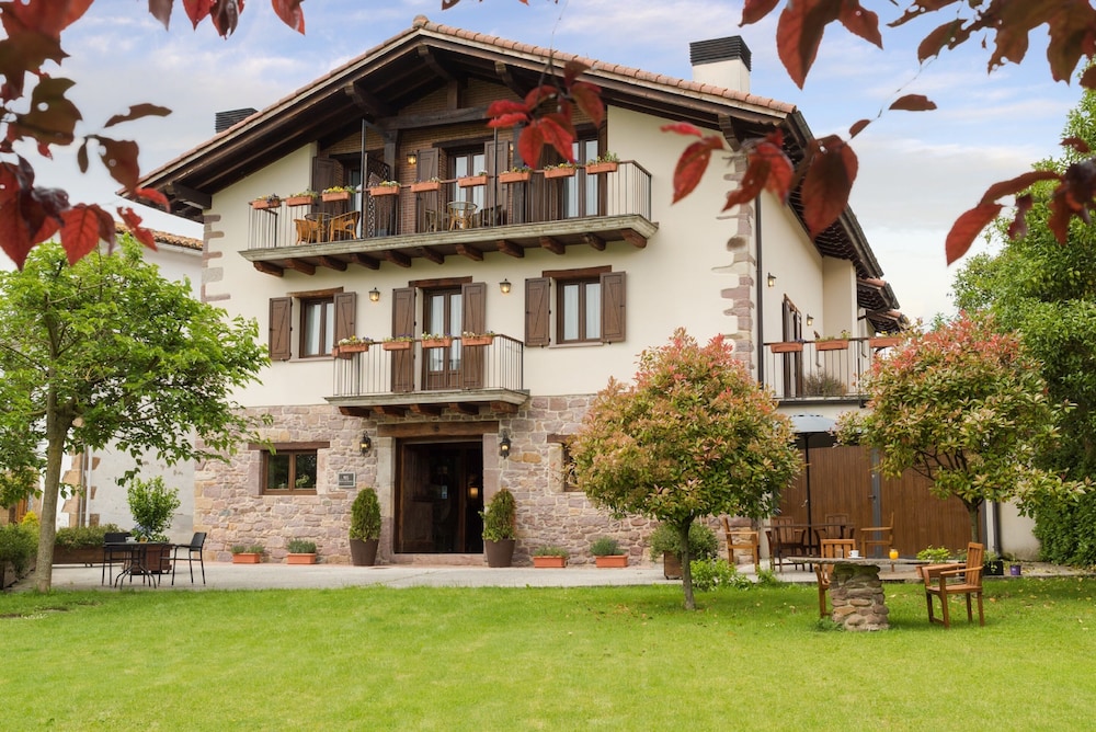 Hotel Rural Iribarnia pet-friendly hotel Lantz