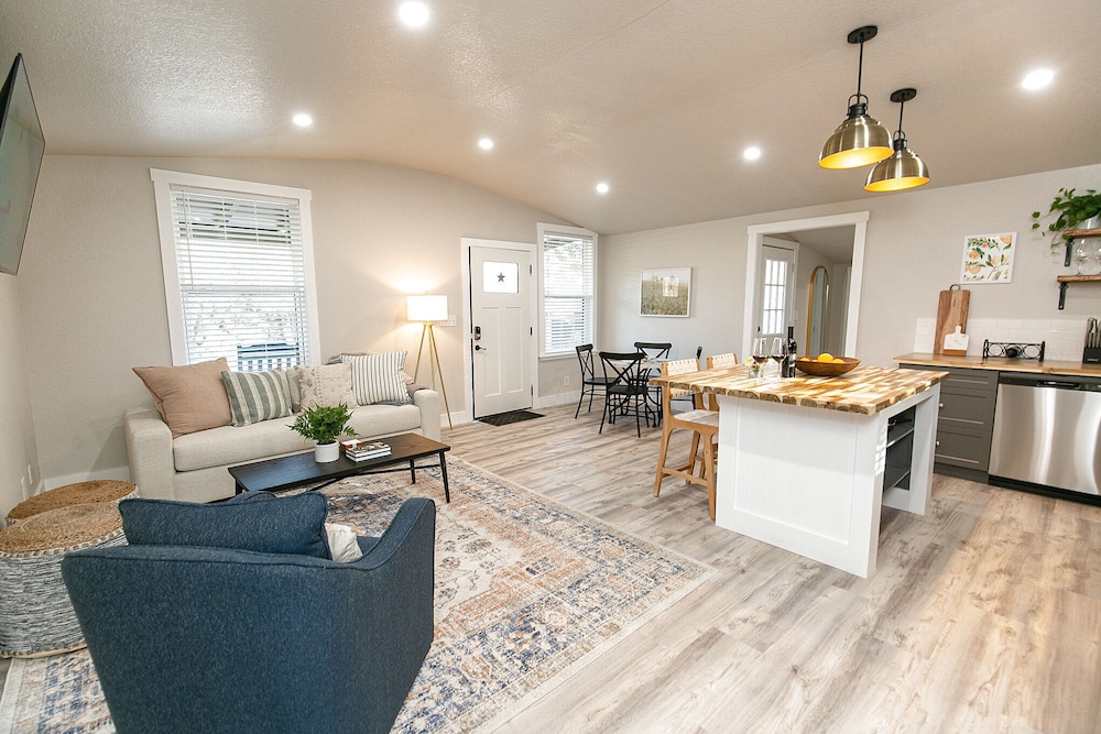 Luxurious Haus with Firepit & Cowboypool 6 Mins To Fred — 4-Star Luxury Hotel in Fredericksburg, United States