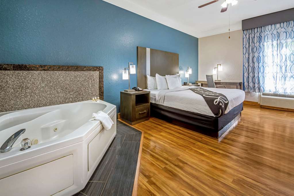 La Quinta Inn & Suites by Wyndham Kingwood Houston IAH Airpt - photo 32