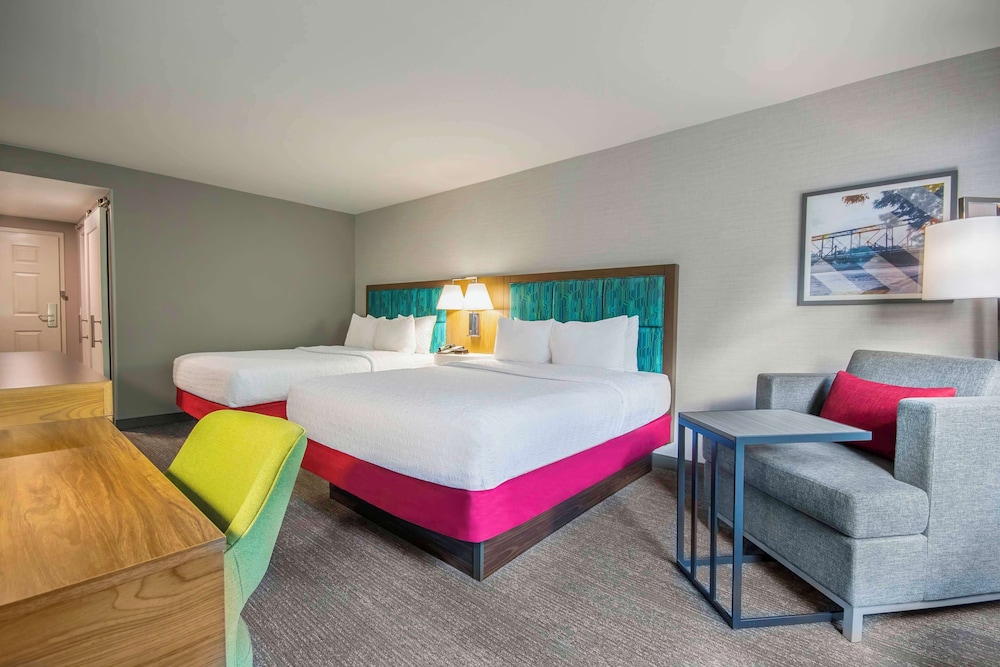 Hampton Inn East Aurora - photo 11