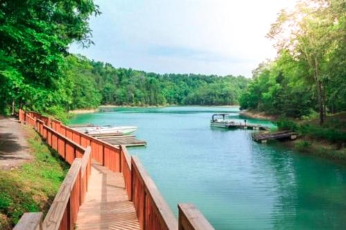 A Smoky Mountain Lake Cabin Spacious Smoky Mountain Getaway Perfect for Families & Groups — 4-Star Luxury Hotel in Sevierville, United States