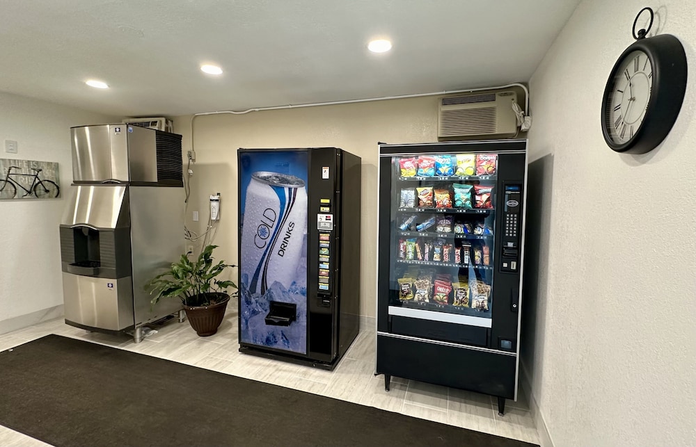 Royal Inn Charlotte Airport Hotel - photo 3