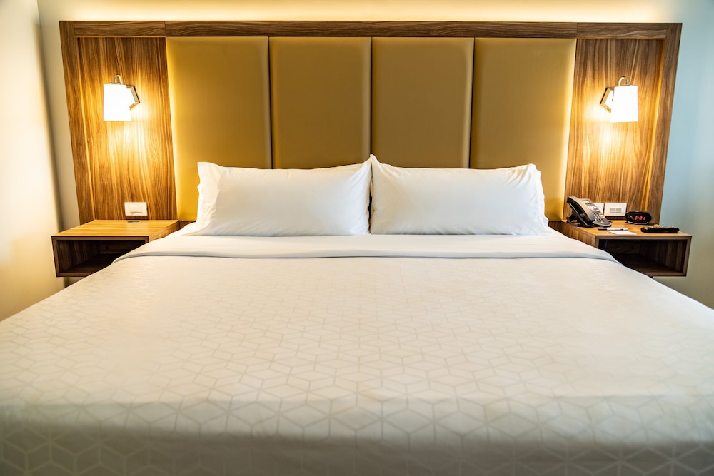 Holiday Inn Express & Suites Ensenada Centro by IHG