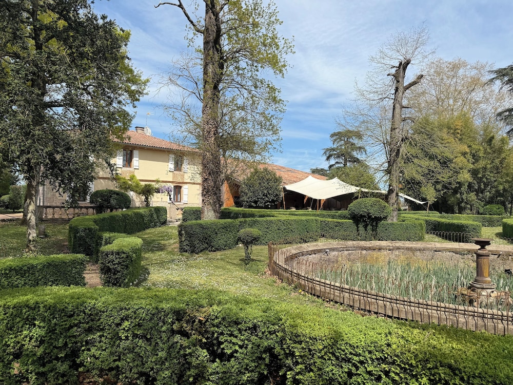 hotel restaurant LEs Boissières in Montauban, France