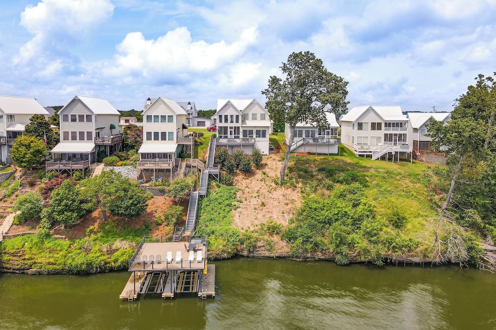 Waterfront Bliss: Wheeler Lake Retreat w Dock in Athens, United States