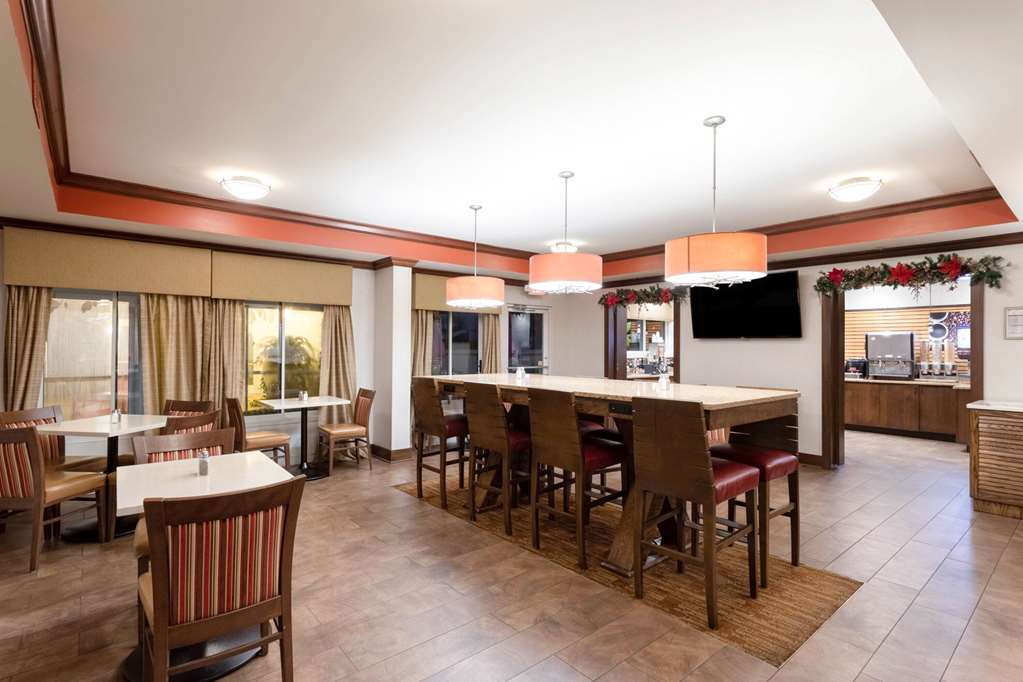 La Quinta Inn & Suites by Wyndham Pigeon Forge - photo 42