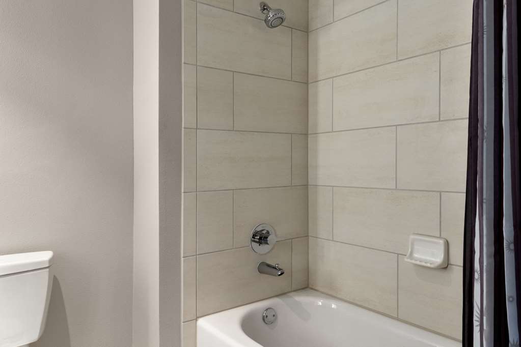 La Quinta Inn & Suites by Wyndham Orlando IDrive Theme Parks - photo 24
