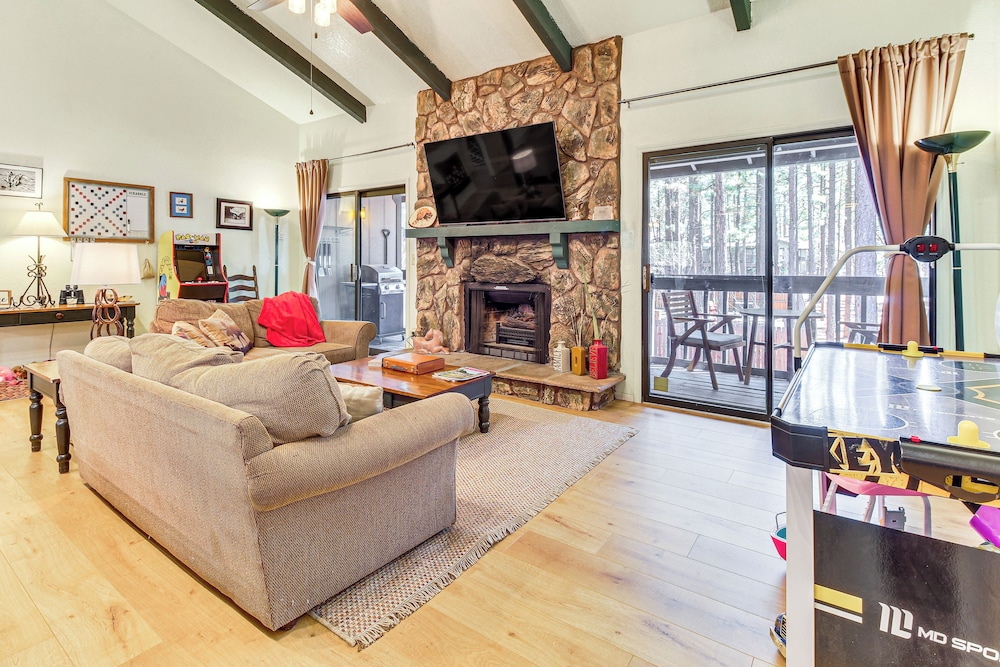 Hike & Golf: Family Home w Balcony in Pinetop — 4-Star Luxury Hotel in Pinetop-Lakeside, United States