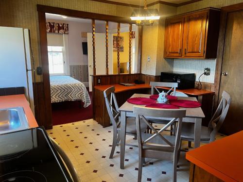 Claddagh Motel & Suites - photo 97
