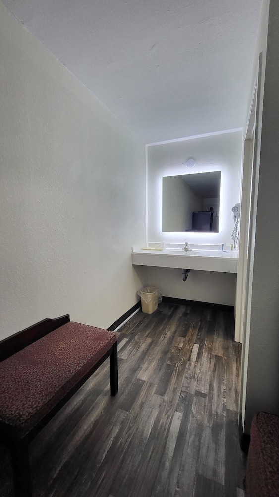 Greeneville Inn And Suites - photo 15