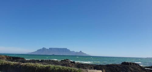 Beachfront 3 Bedroom with Robben Island Views — 4-Star Luxury Hotel in Cape Town, South Africa