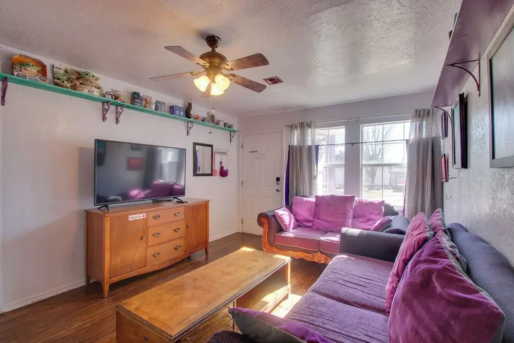 QUICK 1 mile to Ft Sill Wizard Cottage sleeps 5 adults & Pets Welcome — 4-Star Luxury Hotel in Lawton, United States
