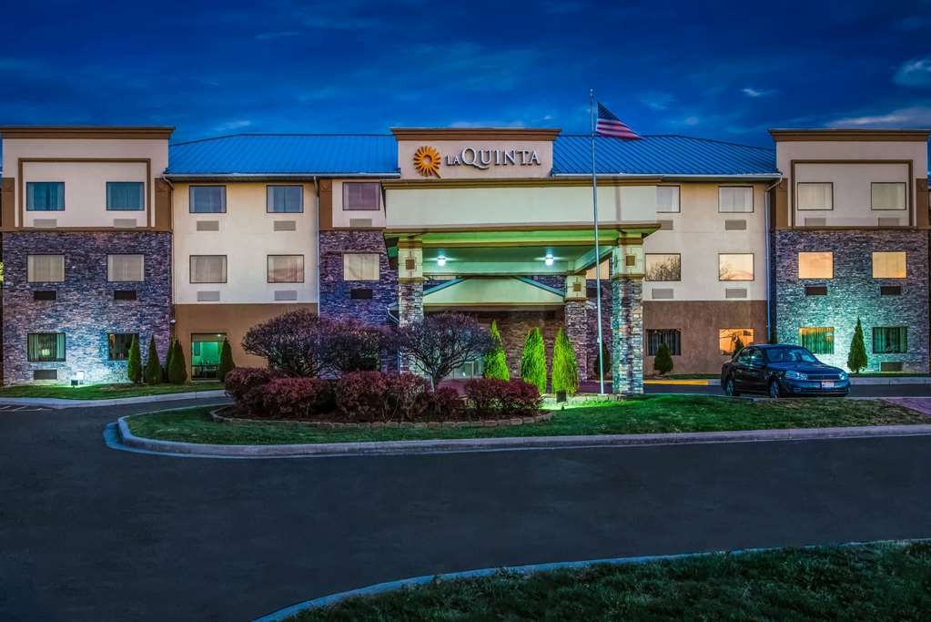 La Quinta Inn & Suites by Wyndham Fairborn Wright Patterson - photo 4