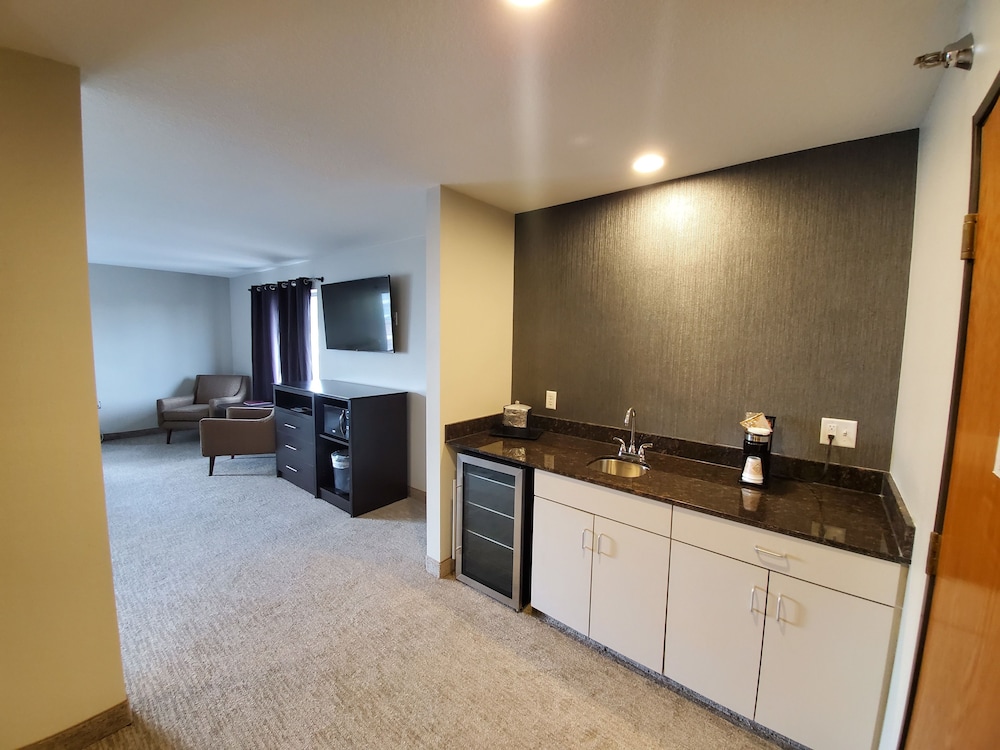 Express Suites Riverport Inn & Suites - photo 23