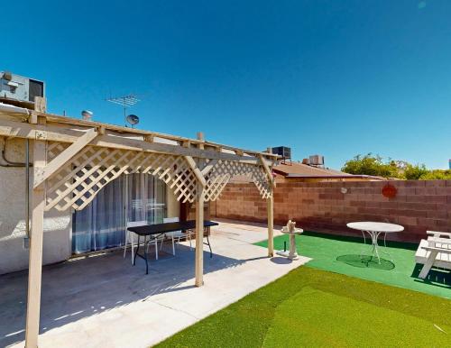 Stylish 3 Bedroom Las Vegas Getaway with Amenities