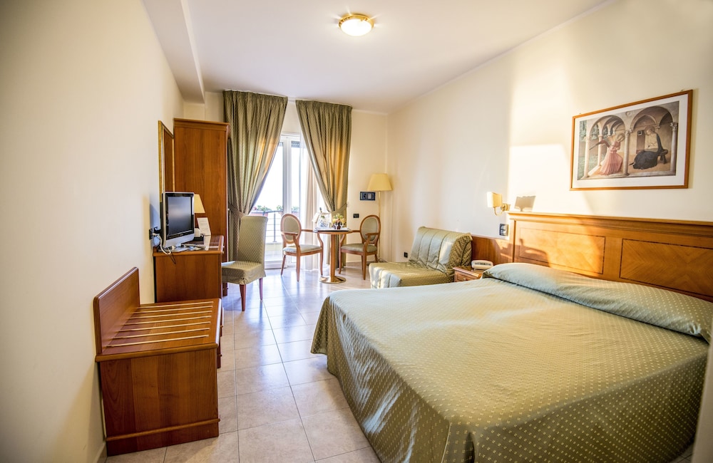 Grand Hotel Victoria — 4-Star Luxury Hotel in Bagnara Calabra, Italy