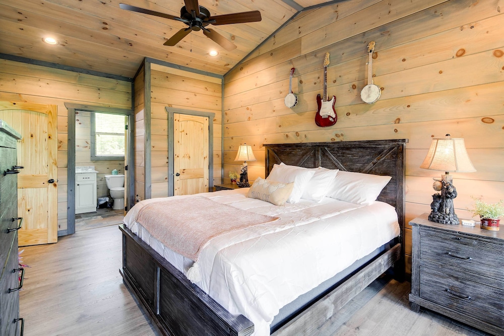Cobbly Nob Resort Cabin: Hot Tub Pool & Views - photo 6