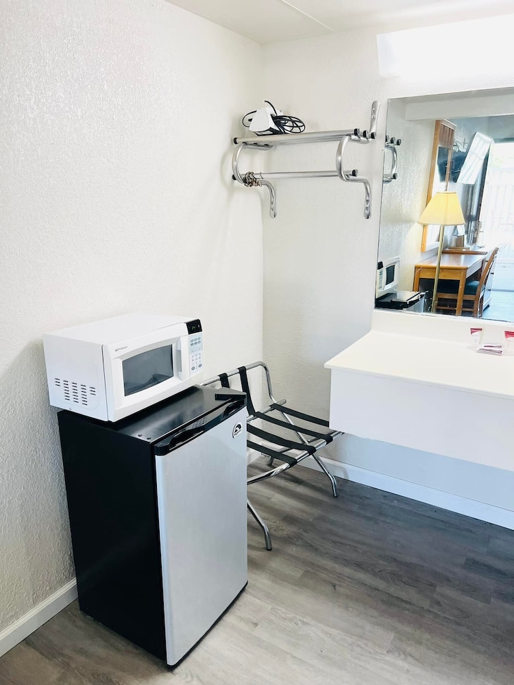 Super 8 by Wyndham Fort Scott - photo 4