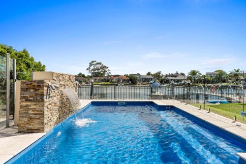 Aqua Vista Retreat Pool Jetty & Fun — hotel in Ettalong