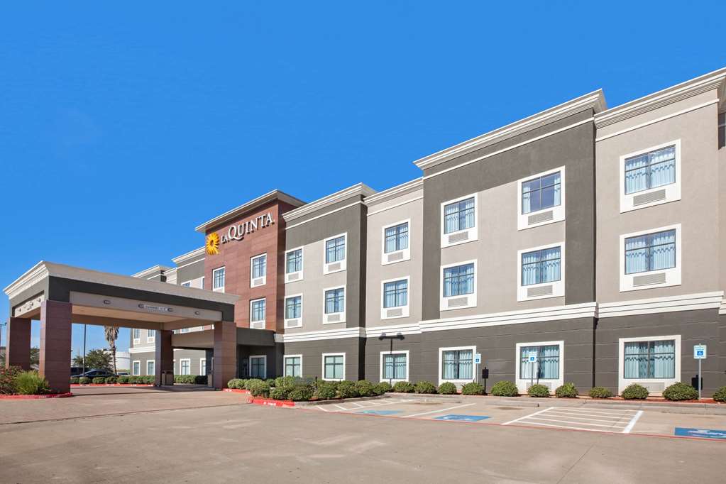 La Quinta Inn & Suites by Wyndham Pasadena North - photo 3