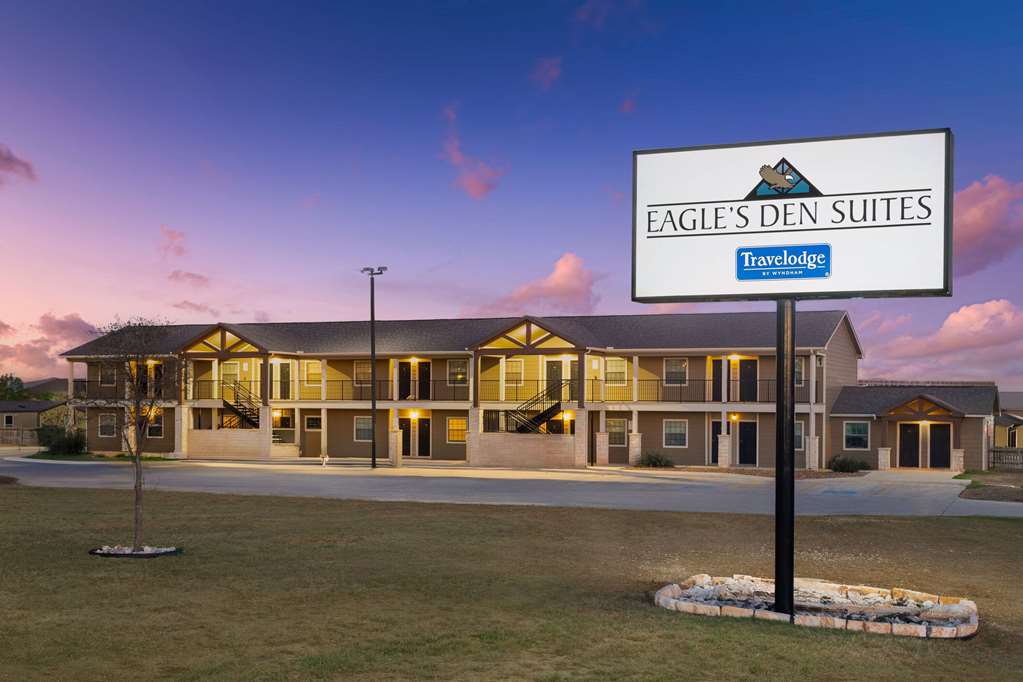 Eagle's Den Suites Cotulla a Travelodge by Wyndham - photo 5