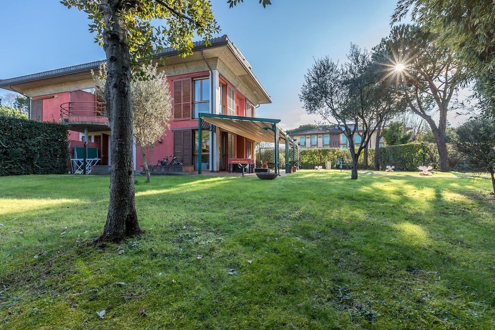 Villa Torre 9P AC 2 pools 300 m from the sea — 4-Star Luxury Hotel in Marina Di Massa, Italy