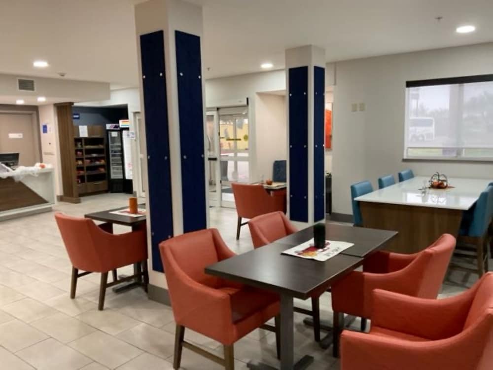 Holiday Inn Express Wichita North Park City - photo 3