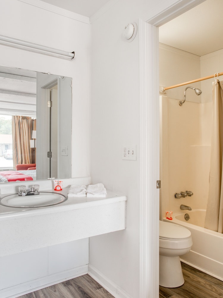 OYO Inn Kernersville - photo 16