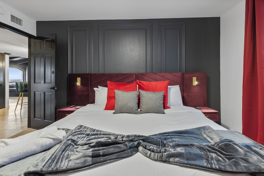 Built Into A Mtn Heated Pool & Lounge - carbon neutral hotel in Phoenix