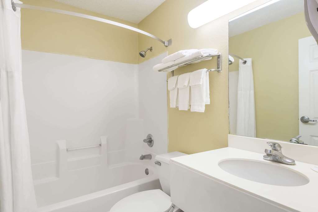 Super 8 by Wyndham Indianapolis NE Castleton Area - photo 10